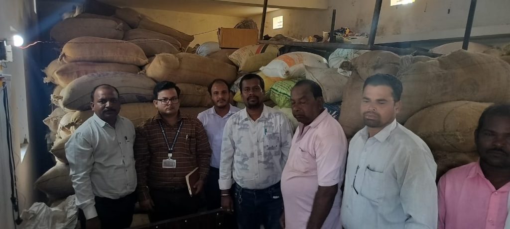 ओड़िसा सीमा से लगे रसेला मे उड़नदस्ता कि छापामार कार्यवाही सामुदायिक भवन से 750 कट्टा अवैध धान जप्त,