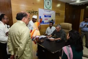 ‘मांगें पूरी नहीं हुईं तो इच्छा मृत्यु की अनुमति दें’ बरगद के नीचे जिंदगी काट रहे दिव्यांग की कलेक्टर से गुहार—आवास, रोजगार, इलाज और ट्राइसाइकिल की मांग; 3 दिन की मोहलत, समाधान नहीं हुआ तो आमरण अनशन की चेतावनी
