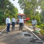 पीएम जनमन के सड़क निर्माण में गुणवत्ता पर सख्ती, कमियां मिलने पर नोटिस जारी करने के निर्देश,पंचायत एवं ग्रामीण विकास विभाग के सचिव श्री भीम सिंह ने गरियाबंद में सड़क-पुल निर्माण कार्यों का किया निरीक्षण,कमार जनजाति के लोगों से किया संवाद