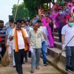 झाड़ू उठी तो बदल गई महानदी घाट की तस्वीर, राजिम में जनप्रतिनिधि-अफसर उतरे सफाई के मैदान में,विधायक रोहित साहू के नेतृत्व में चला स्वच्छता का महाभियान, पुराना मंच से लक्ष्मण झूला तक गूंजा ‘स्वच्छ राजिम-सुंदर राजिम’ का संदेश